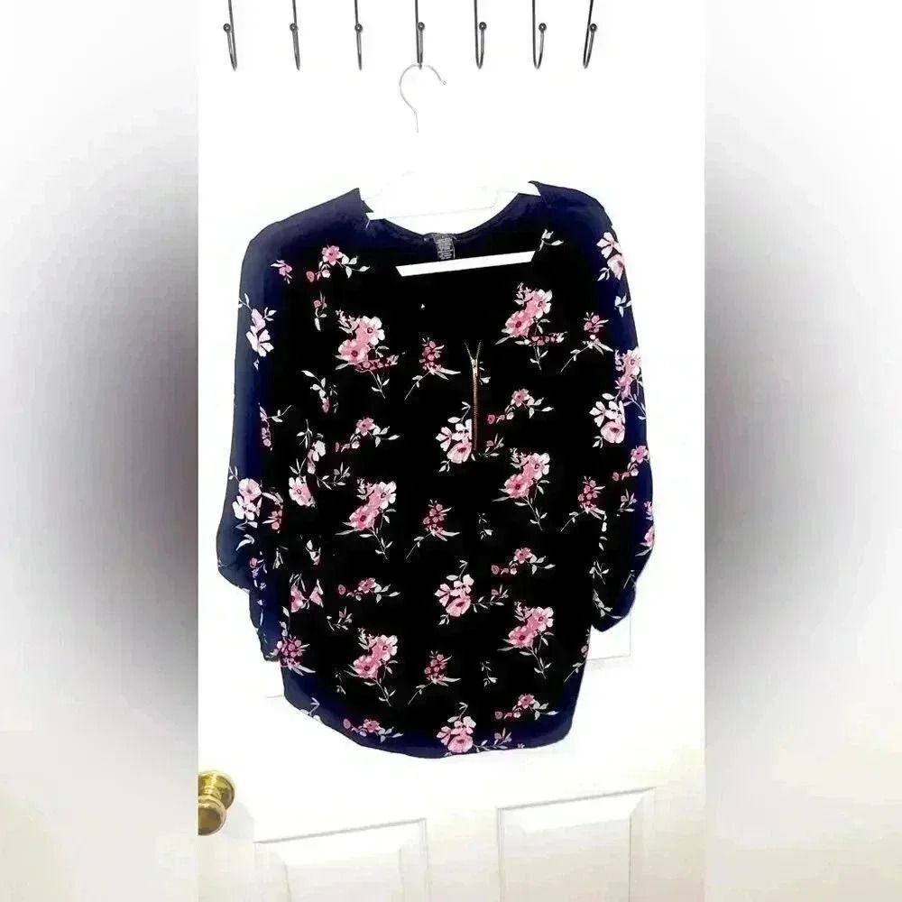 Rue 21‎ floral 3/4 zip top in size large Excellent Pre-Owned Condition